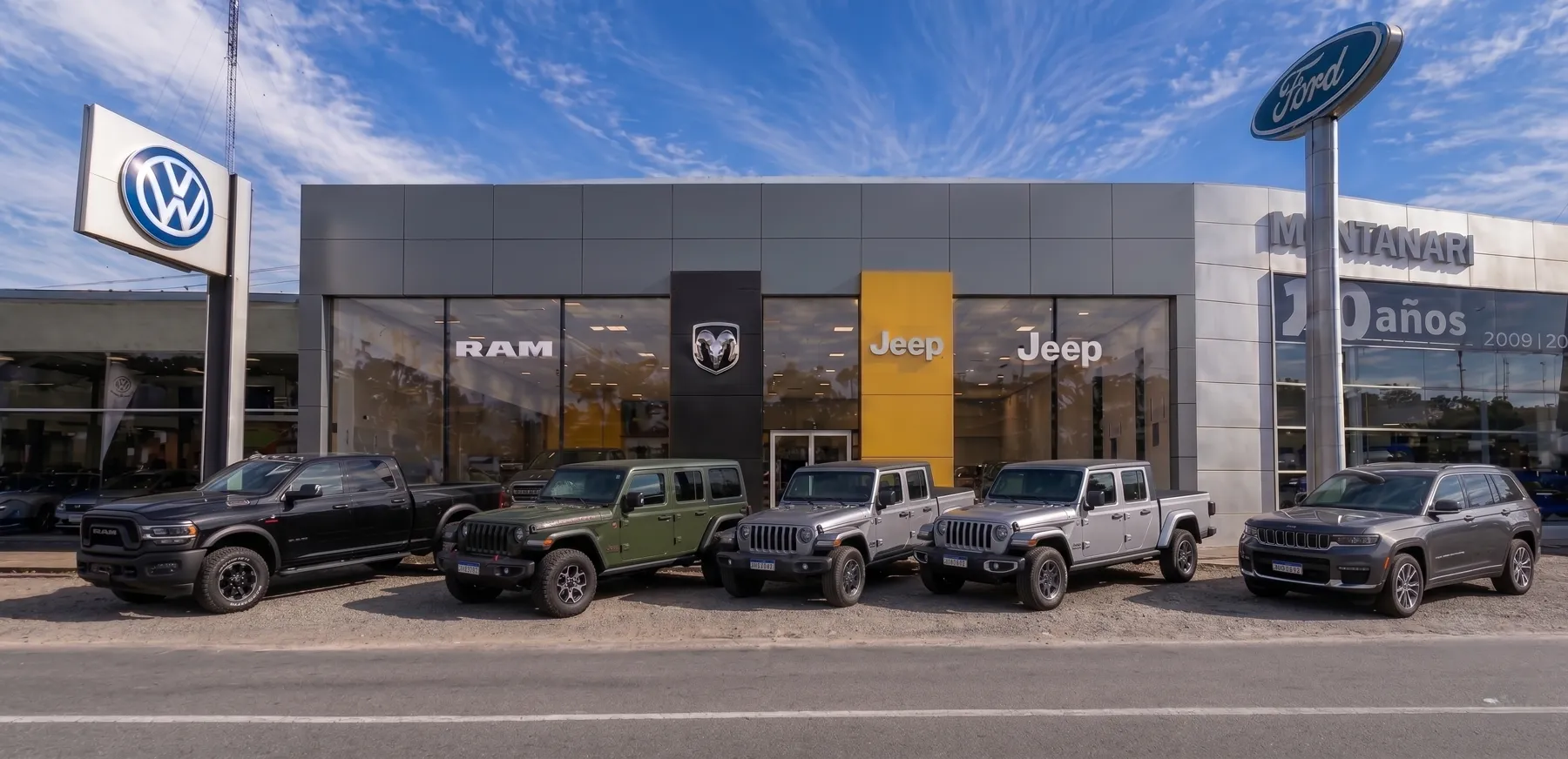 Concesionaria Jeep con camionetas al frente